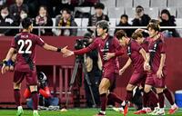 　前半、先制ゴールを決め喜ぶ神戸・大迫（左から２人目）