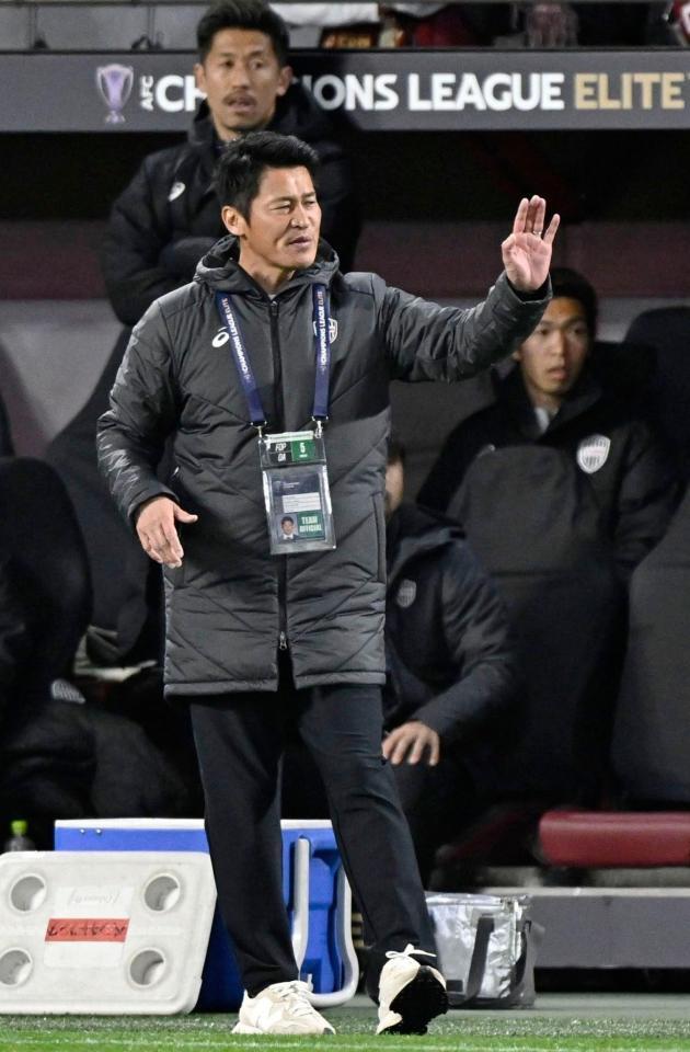 　前半、指示を出す神戸・吉田監督