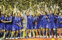 　サッカー女子Ｗ杯決勝で米国を破り初優勝、トロフィーを掲げて喜ぶ沢（中央）ら「なでしこジャパン」＝７月１７日、フランクフルト（共同）