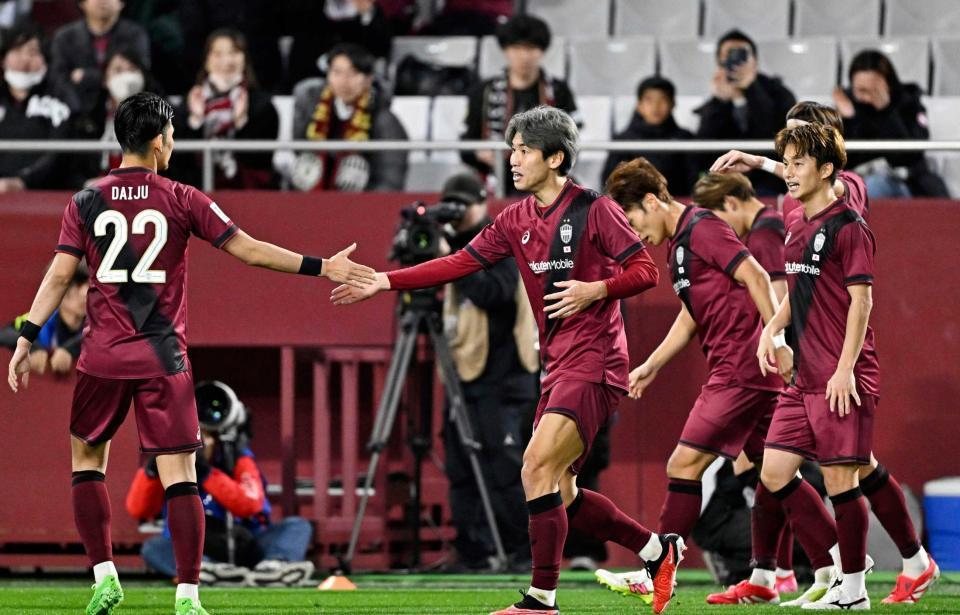 　前半、先制ゴールを決め喜ぶ神戸・大迫（左から２人目）