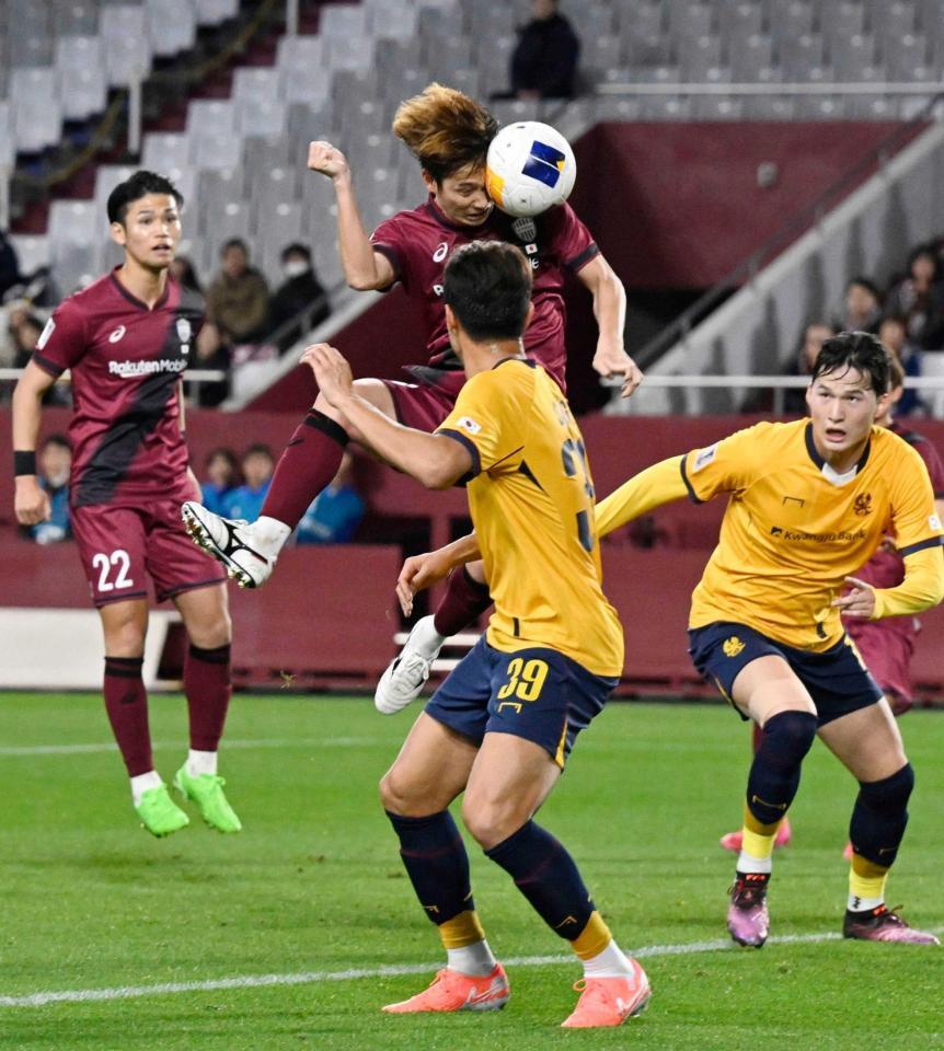 　前半、ヘディングでチーム２点目のゴールを決める神戸・井出