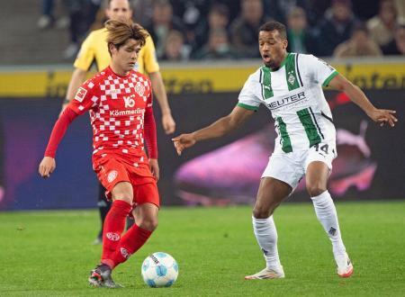 　ボルシアＭＧ戦に出場したマインツの佐野（左）＝メンヘングラッドバッハ（共同）