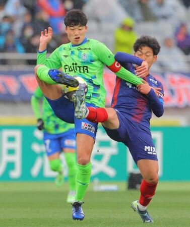 前半、競り合う湘南・鈴木章斗（左）とＦＣ東京・高宇洋＝味の素スタジアム（撮影・吉澤敬太）