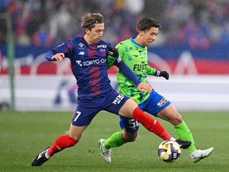 　後半、競り合うＦＣ東京・安斎（左）と湘南・藤井