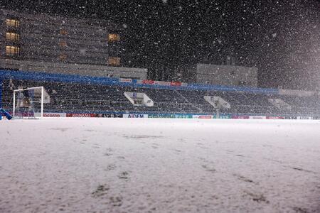 　試合後、雪に覆われたニッパツのピッチ