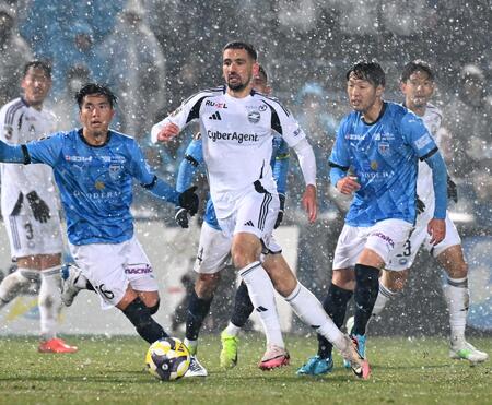 　後半、ドリブルする町田・ドレシェヴィッチ