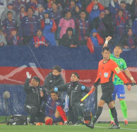 　試合終了直前、ピッチに倒れ込みスタッフに抱えられる安斎（左から２人目）＝撮影・吉澤敬太