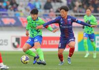 　前半、競り合う湘南・鈴木章斗（左）とＦＣ東京・高宇洋（撮影・吉澤敬太）