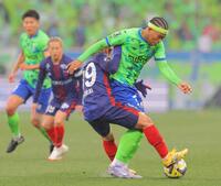 　前半、湘南・畑（右）が攻め上がるも、ＦＣ東京・白井に止められる（撮影・吉澤敬太）