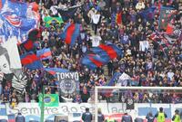 　選手に声援を送るＦＣ東京サポーター（撮影・吉澤敬太）