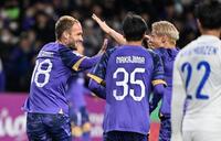 　後半、チーム５点目のゴールを決め、喜ぶ広島・ジェルマン（左）＝３月５日