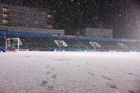 　試合後、雪に覆われたニッパツのピッチ