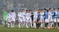 　試合後、横浜ＦＣイレブンと健闘をたたえ合う町田イレブン