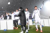 　横浜ＦＣに勝利し、サポーターにあいさつする昌子（右端）ら町田イレブン