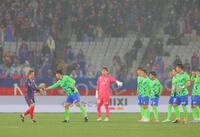 　試合終了時のあいさつに１人だけ遅れてやってきたＦＣ東京・安斎（左）と握手する湘南・鈴木（撮影・吉澤敬太）