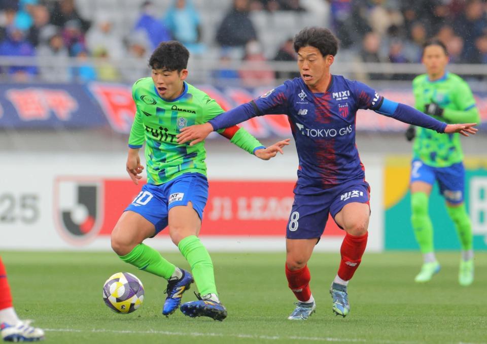 　前半、競り合う湘南・鈴木章斗（左）とＦＣ東京・高宇洋（撮影・吉澤敬太）