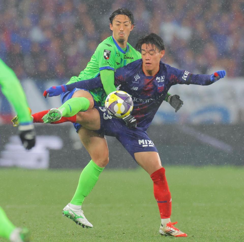 　後半、競り合う湘南・小泉（左）とＦＣ東京・俵積田（撮影・吉澤敬太）