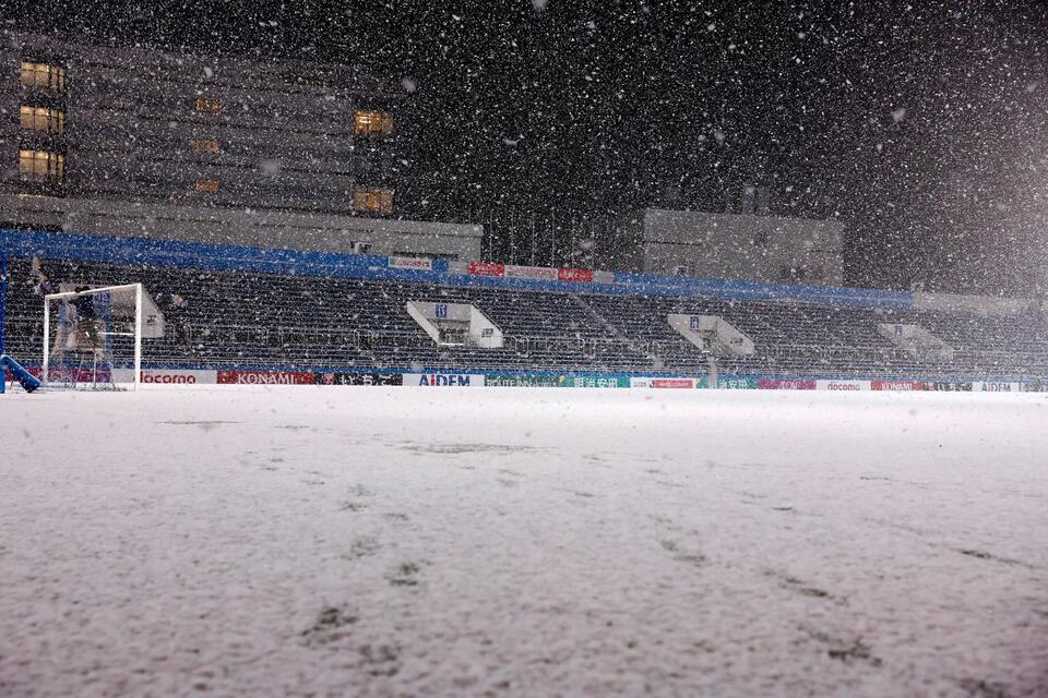 　試合後、雪に覆われたニッパツのピッチ