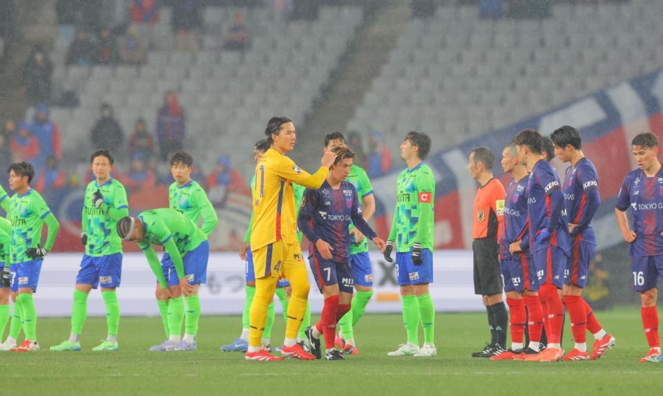 　試合終了のあいさつに一人だけ遅れてきた安斎（中央）と、出迎えるＧＫ・野澤（同左）＝撮影・吉澤敬太