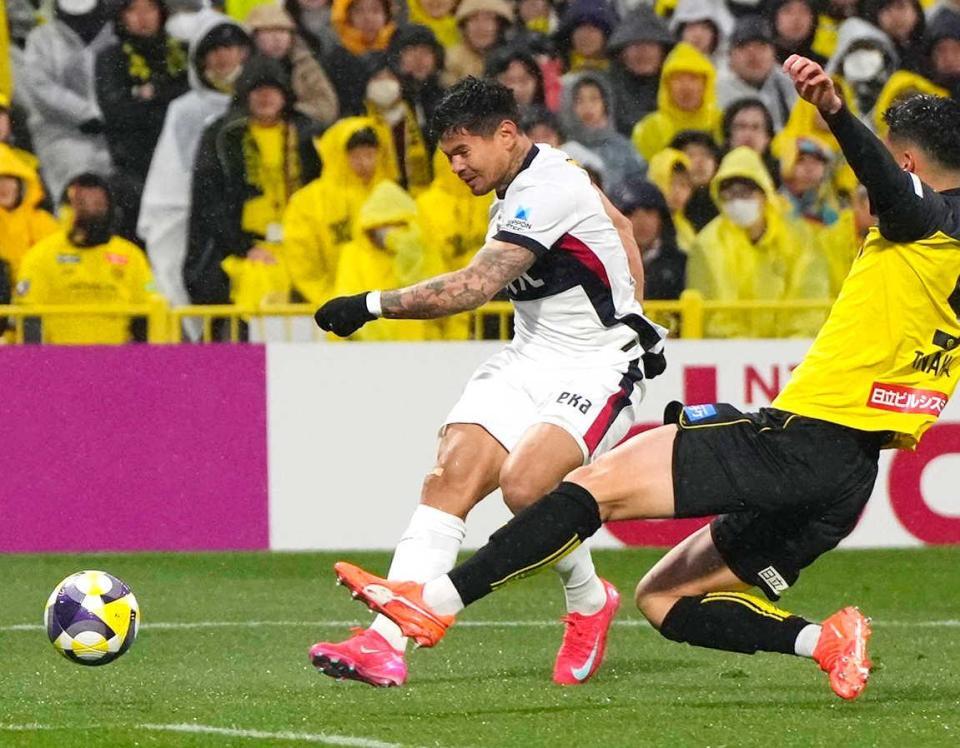 　後半、ハットトリックとなるゴールを決める鹿島・レオセアラ