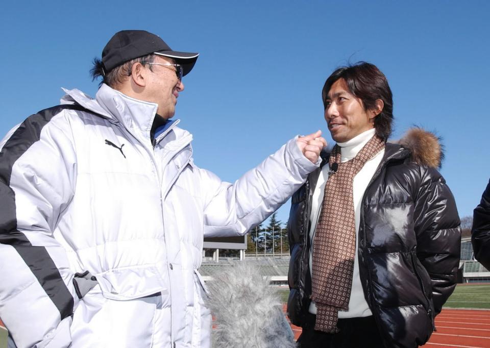 　取材に訪れたＯＢの前園氏を逆取材？する鹿児島実・松沢総監督＝０６年