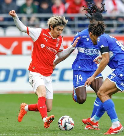 　オセール戦で競り合うスタッド・ランスの伊東（左）＝ランス（共同）