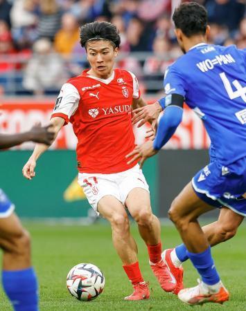 　オセール戦で競り合うスタッド・ランスの中村＝ランス（共同）