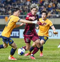 　前半、攻め込む神戸・大迫（中央）