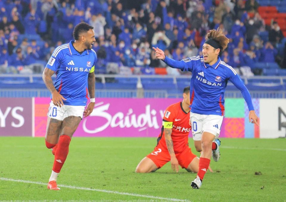　後半、チーム４点目を決めたアンデルソンロペス（左）に駆け寄る横浜Ｍ・遠野（撮影・吉澤敬太）