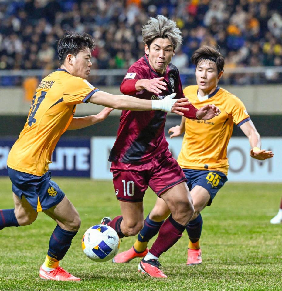 　前半、攻め込む神戸・大迫（中央）