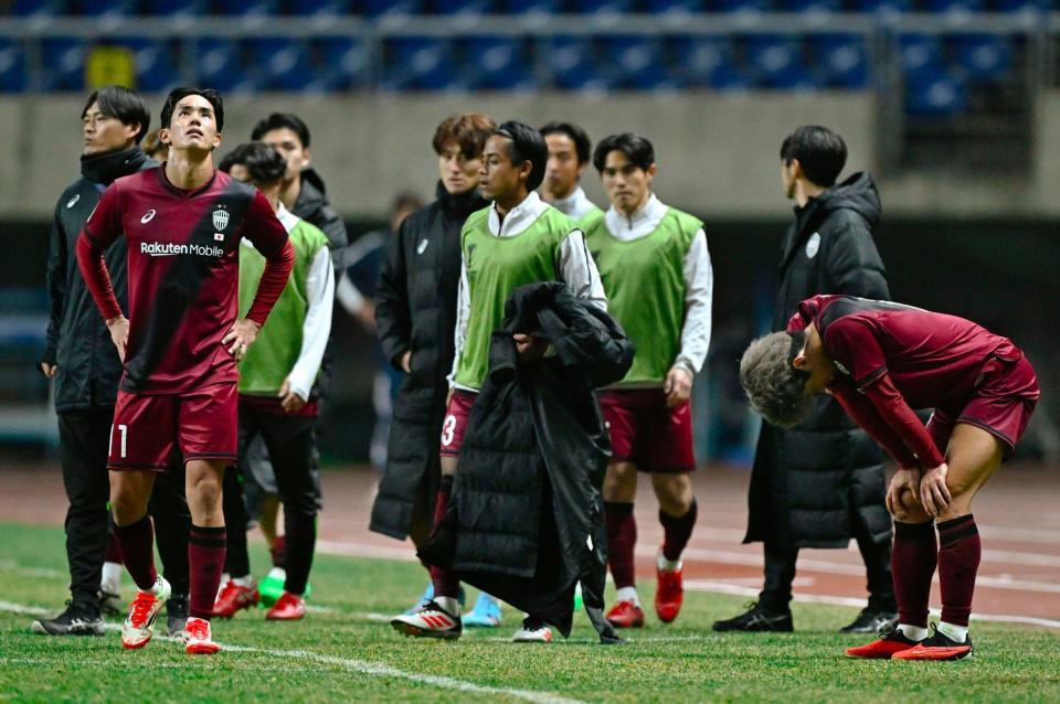 　光州に敗れて敗退が決まり、肩を落とす大迫（右端）ら神戸イレブン（共同）