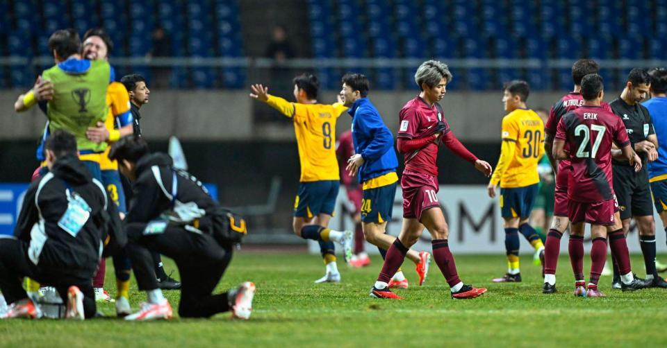 　光州に敗れ敗退が決まり、肩を落とす神戸・大迫（中央右）＝共同