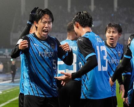 　前半、先制ゴールを決め、喜ぶ川崎・佐々木（左）