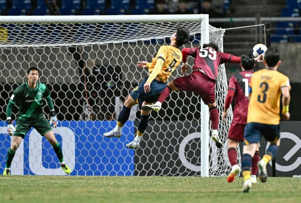 　後半、ゴール前の競り合いで、ハンドの反則をとられた神戸・岩波（右から３人目）。ＰＫとなり２失点目を許した