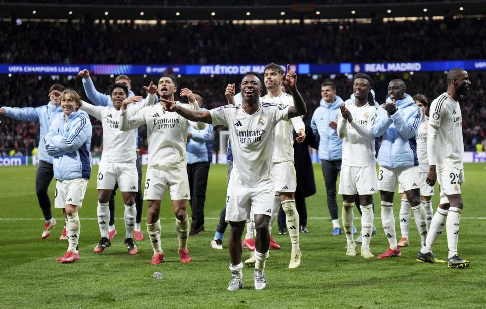 　準々決勝進出を決め、喜ぶレアル・マドリードのビニシウス（中央）ら＝マドリード（ゲッティ＝共同）