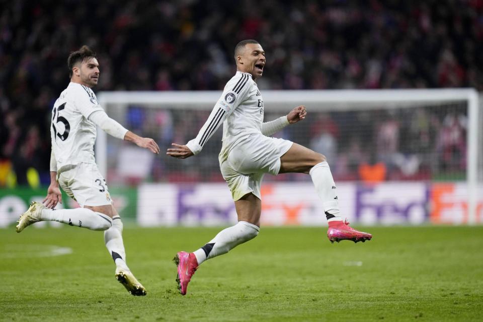 　アトレチコ・マドリードをＰＫ戦の末に破り、喜ぶレアル・マドリードのエムバペ（右）＝マドリード（ＡＰ＝共同）