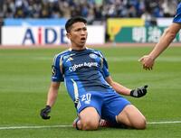 前半、先制ゴールを決め喜ぶ西村