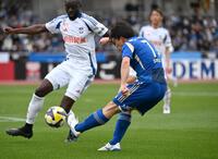 　前半、クロスを上げ、ゴールをアシストした相馬（右）