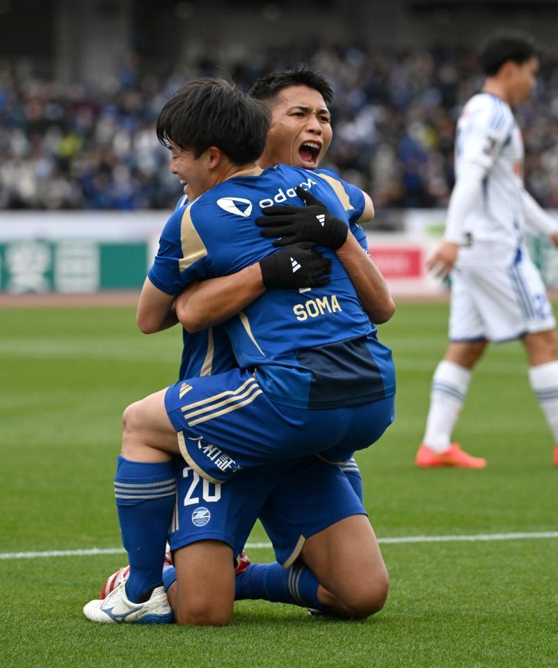 　前半、ゴールを決め、相馬（手前）と抱き合って喜ぶ町田・西村
