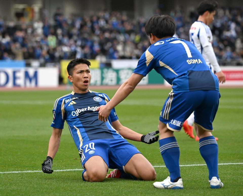 　前半、ゴールを決め喜ぶ町田・西村（左）と相馬