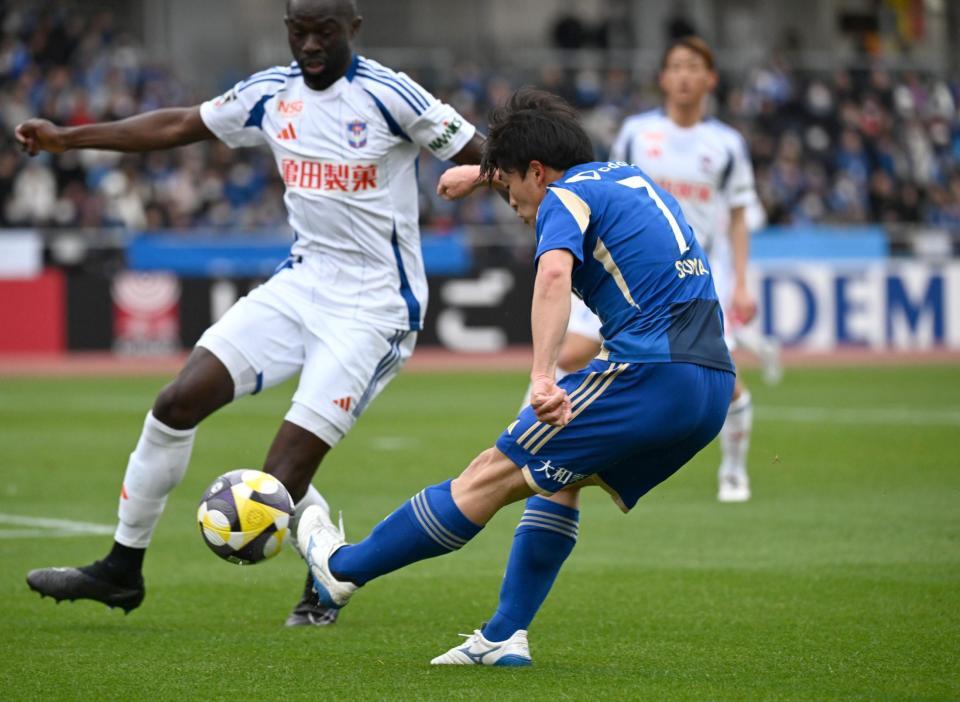 　前半、クロスを上げ、ゴールをアシストした相馬（右）