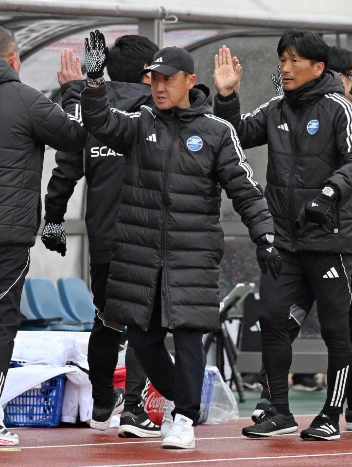 　新潟に勝ち、スタッフらとハイタッチする町田・黒田監督