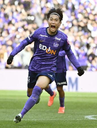 　後半、先制ゴールを決め、駆け出す広島・東