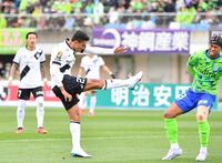 　前半、先制ゴールを決める神戸・エリキ（撮影・開出牧）