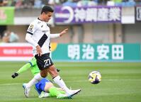 　前半、２点目のゴールを決める神戸・エリキ（撮影・開出牧）