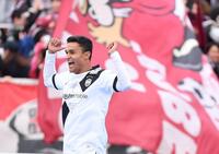 　前半、２点目のゴールを決めサポーターを背に大喜びの神戸・エリキ（撮影・開出牧）