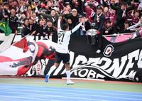 　前半、２点目のゴールを奪いサポーターに向かってガッツポーズを決める神戸・エリキ（撮影・開出牧）