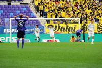 　試合終盤に同点ゴールを許した広島イレブン（撮影・畠山賢大）