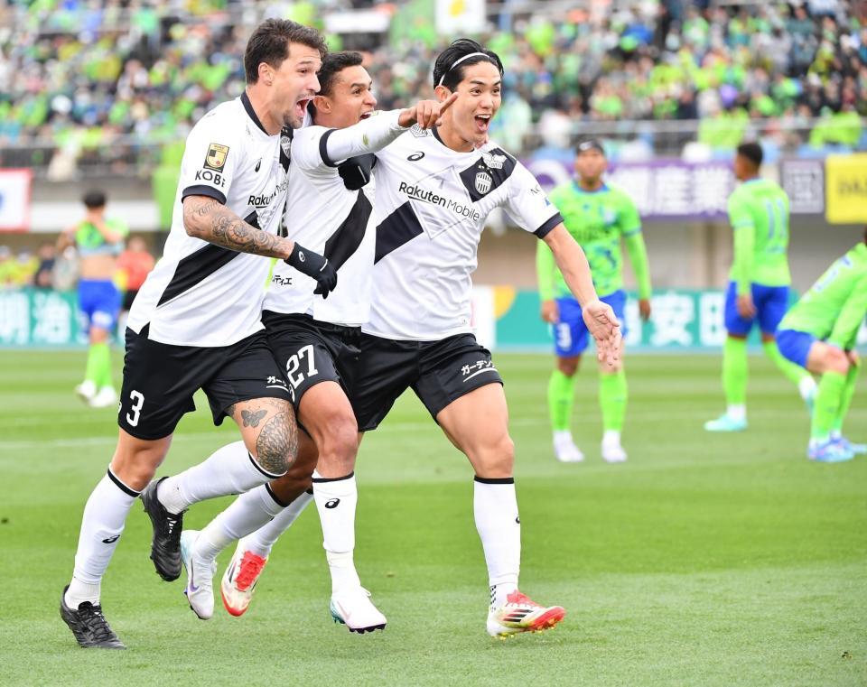 　前半、先制ゴールを決めサポーターを指さし駆け出す神戸・エリキ（中央）。左はトゥーレル、右は武藤嘉紀（撮影・開出牧）