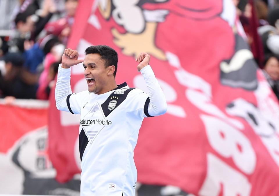 　前半、２点目のゴールを決めサポーターを背に大喜びの神戸・エリキ（撮影・開出牧）